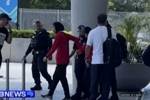 记者:一名伊朗女足球员被拉上大巴 登机前有人打开闪光灯求救