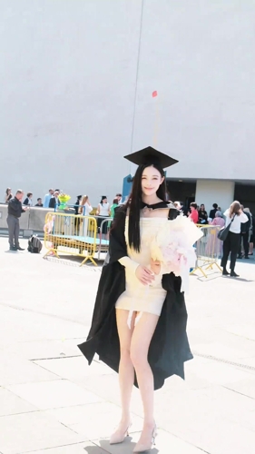 好漂亮啊!李明女儿发视频庆祝硕士毕业,考虑从事足球领域吗?
